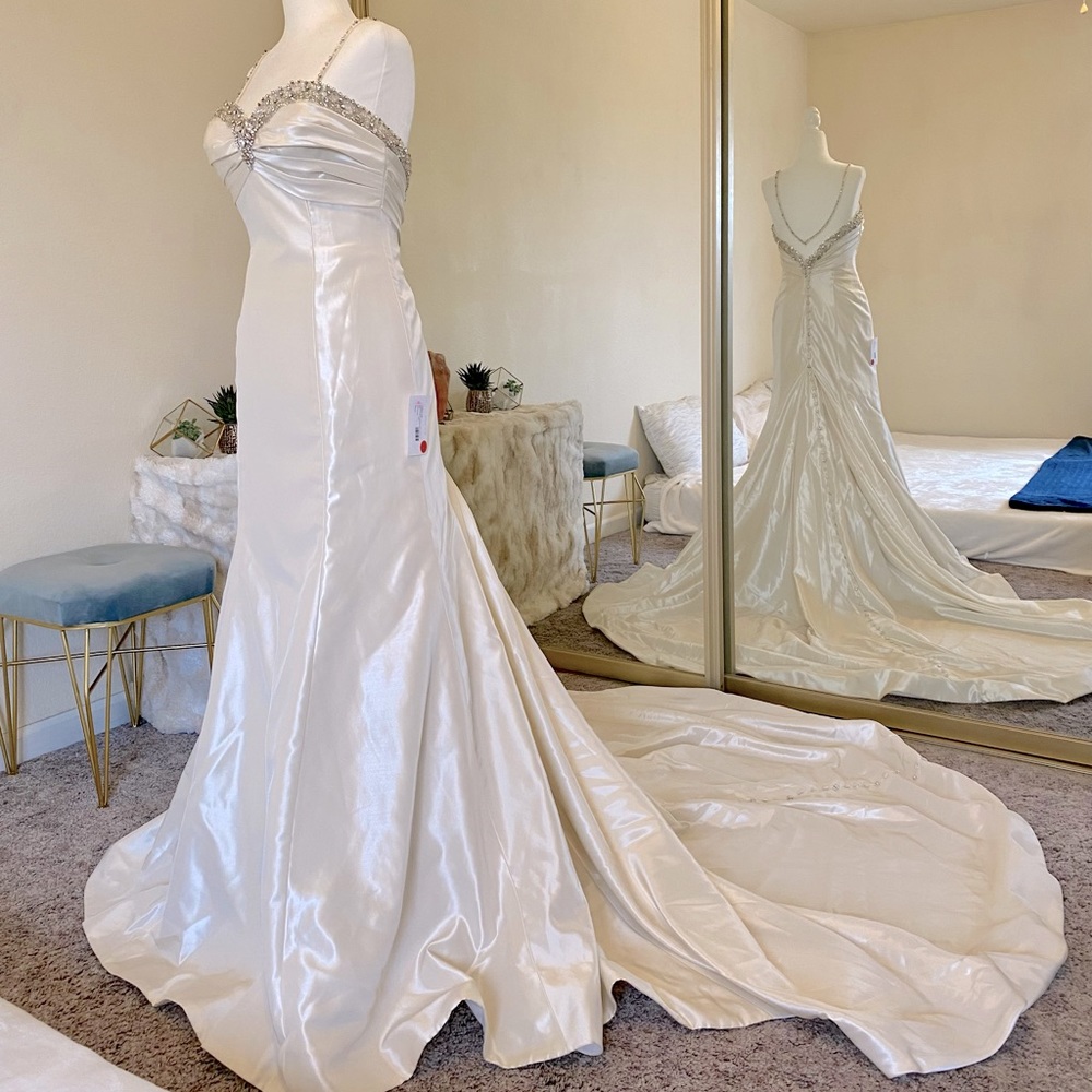 Allure Bridals - Wedding Gown - Ivory Taffeta - Boutique